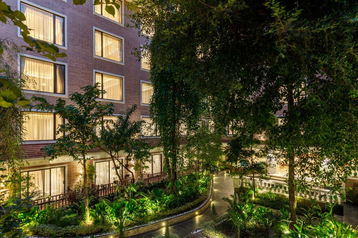 Hotel Thrive — A Tropical Courtyard thumbnail 5
