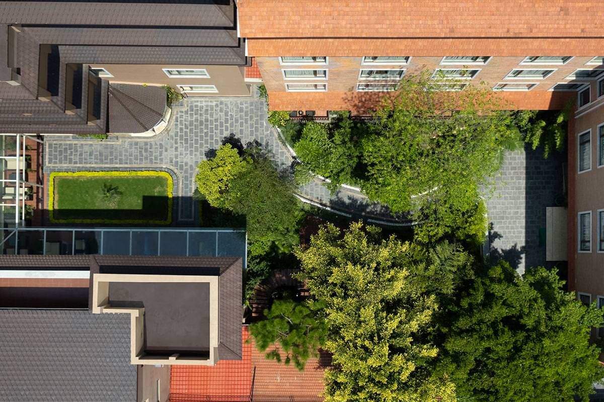 Hotel Thrive — A Tropical Courtyard thumbnail 6