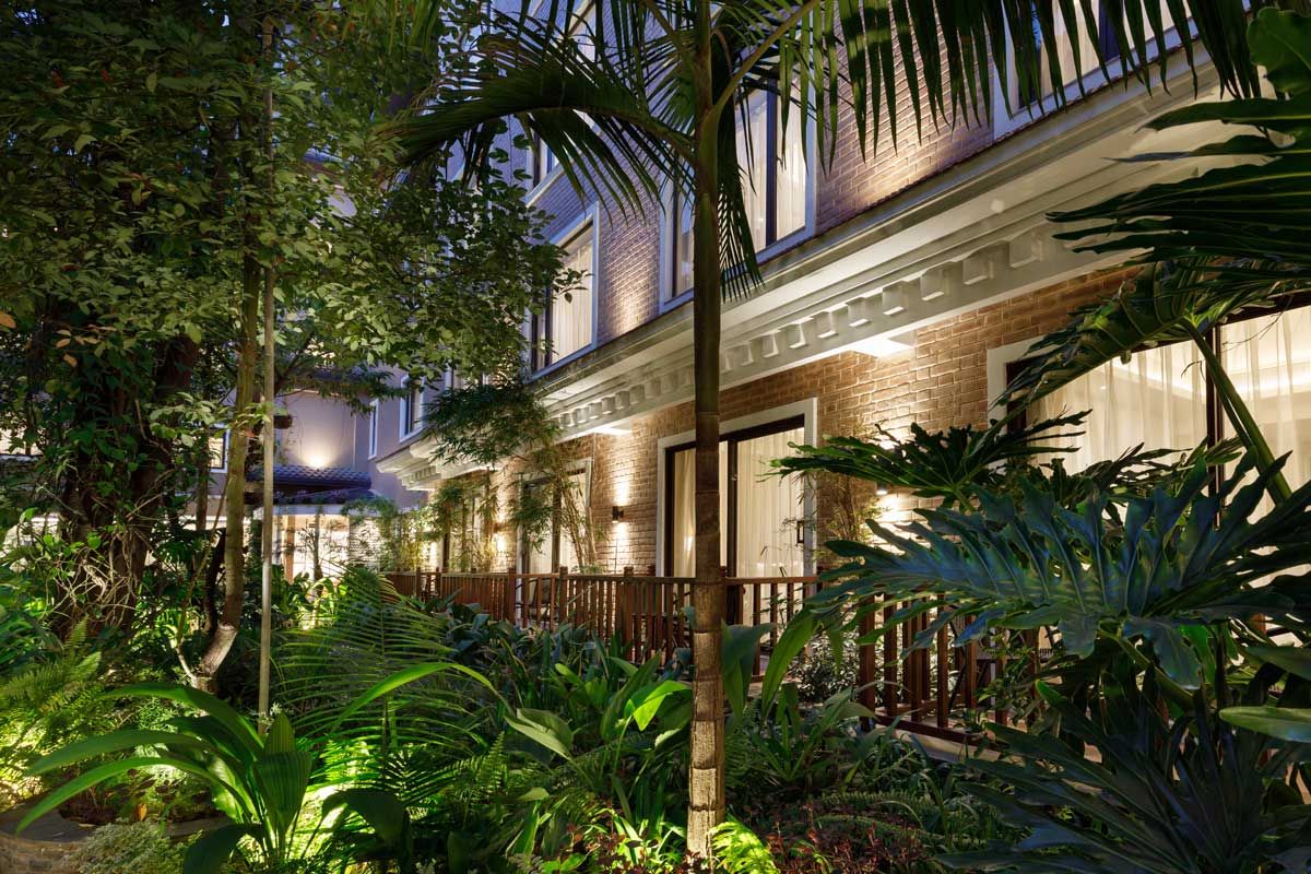 Hotel Thrive — A Tropical Courtyard thumbnail 3
