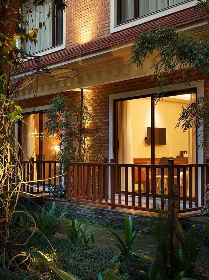 Hotel Thrive — A Tropical Courtyard thumbnail 11