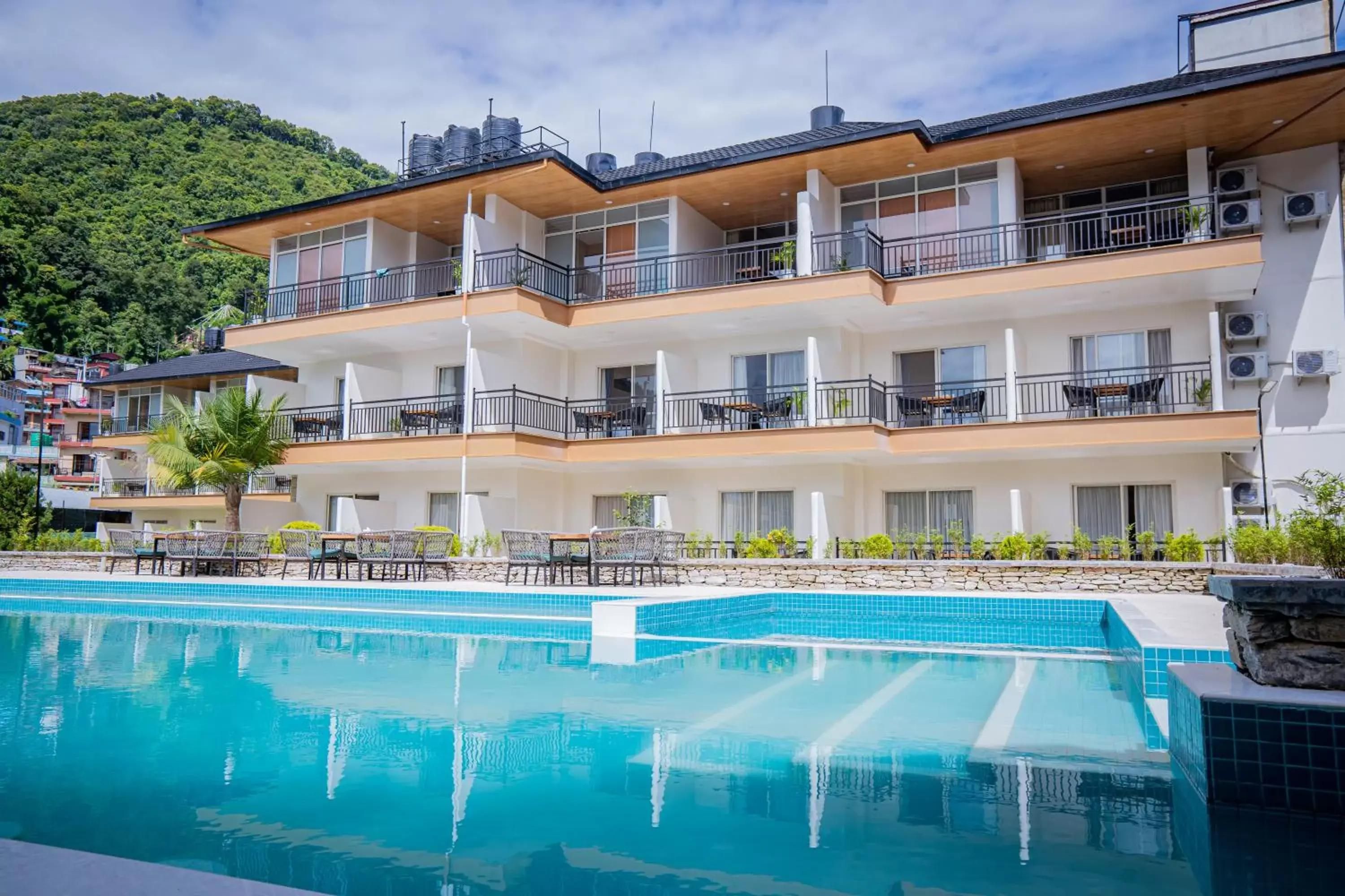 Majestic Lake Front Hotel & Suites thumbnail 13