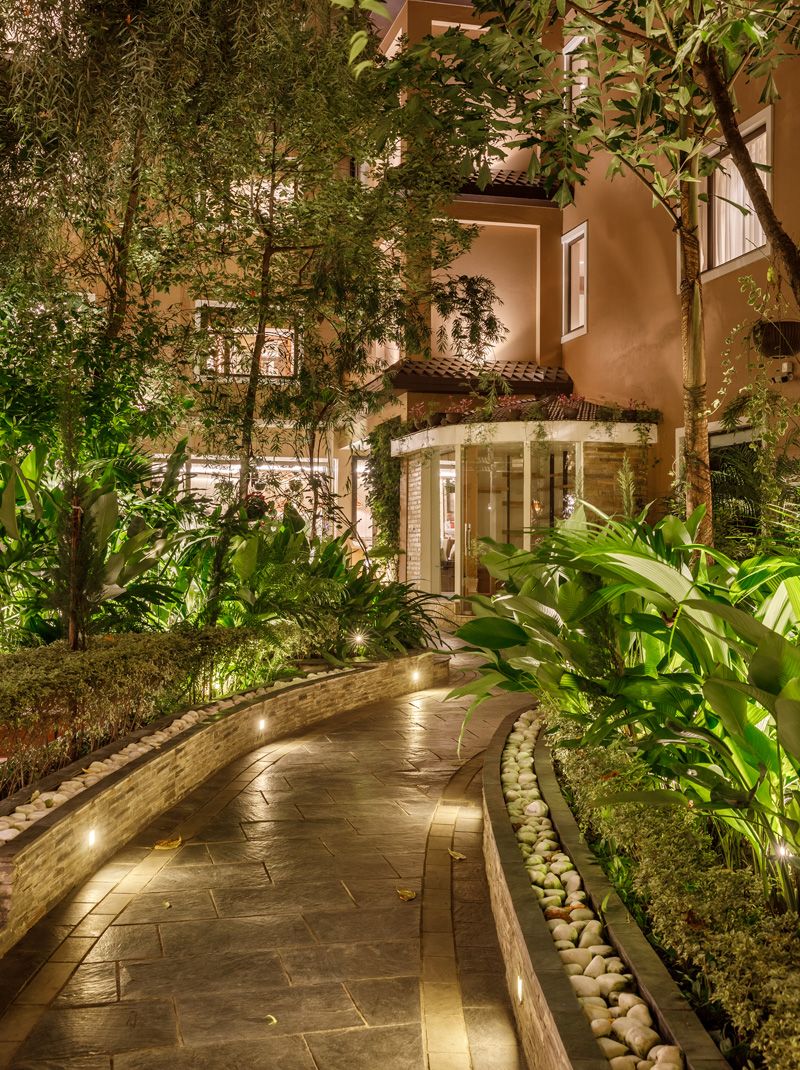 Hotel Thrive — A Tropical Courtyard thumbnail 9