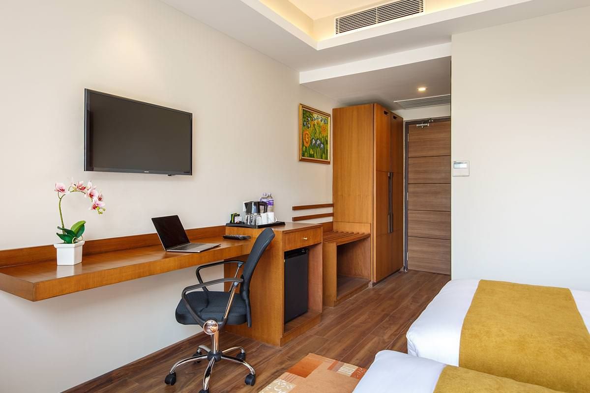 Hotel Thrive — A Tropical Courtyard thumbnail 28