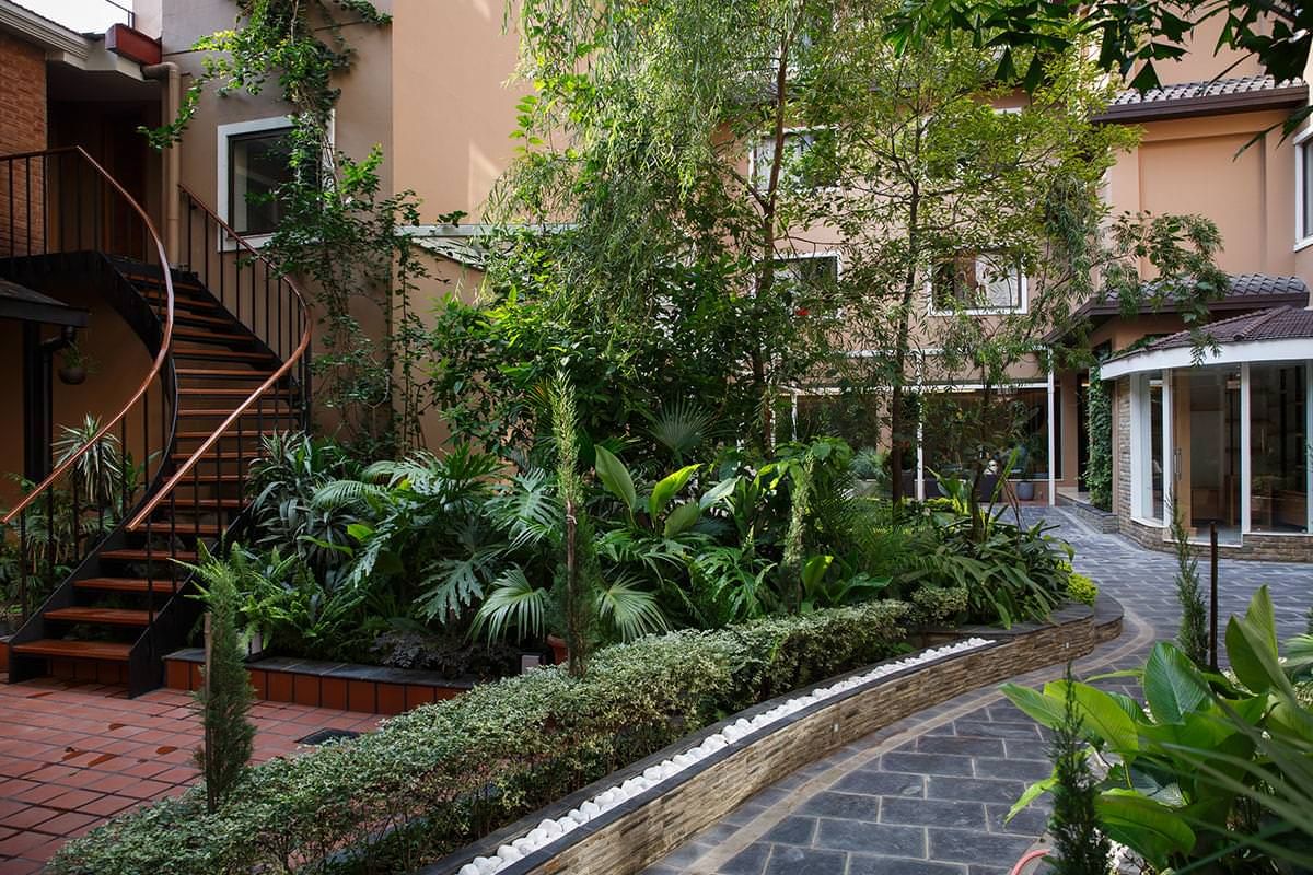 Hotel Thrive — A Tropical Courtyard thumbnail 7