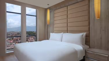 Savvy Suite - Club Level
