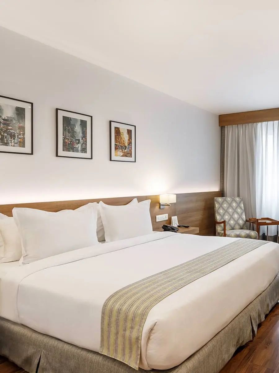 Executive Room — King / Twin
