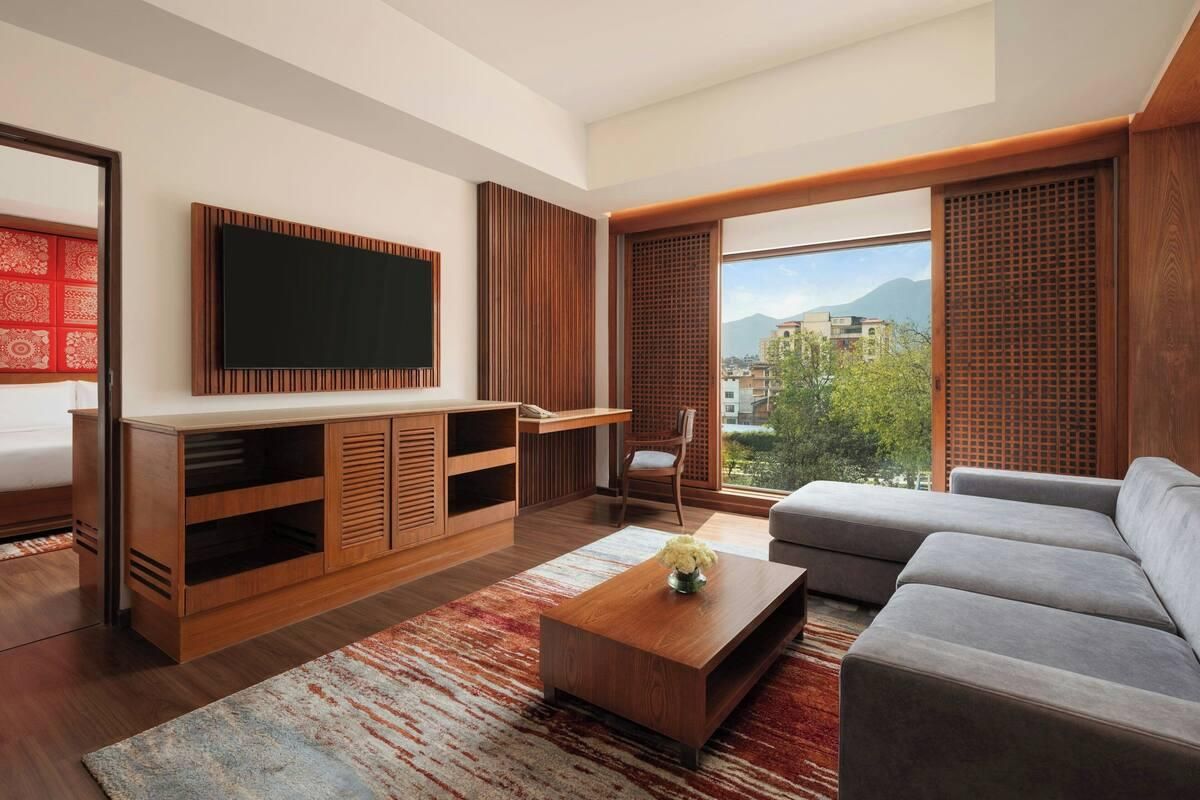 Deluxe Suite – Club Lounge Access