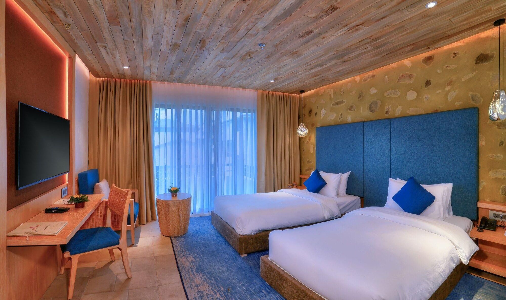 Deluxe Room — King / Twin